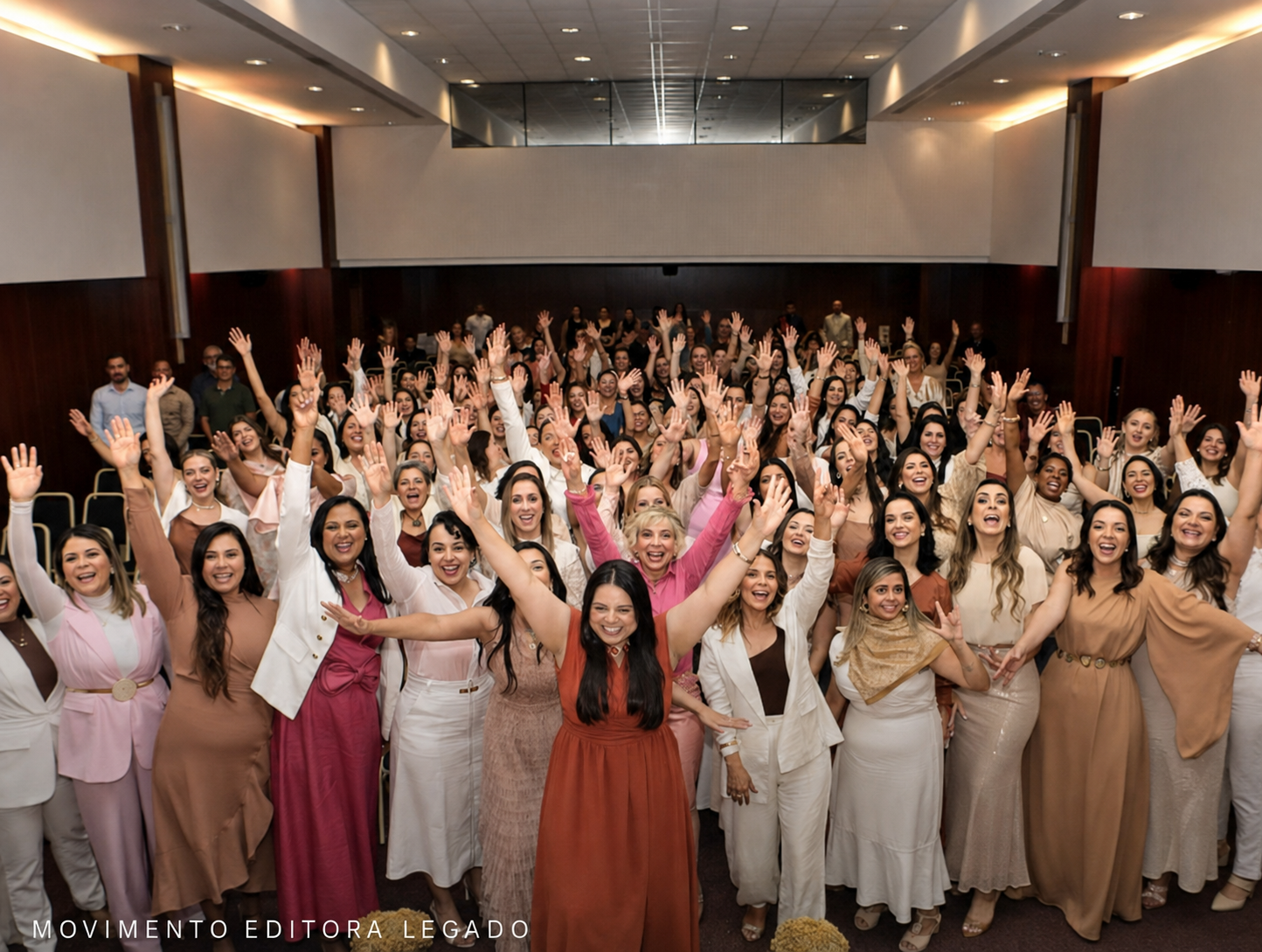 Autoras da Editora Legado com as mãos erguidas no evento de lançamento coletivo